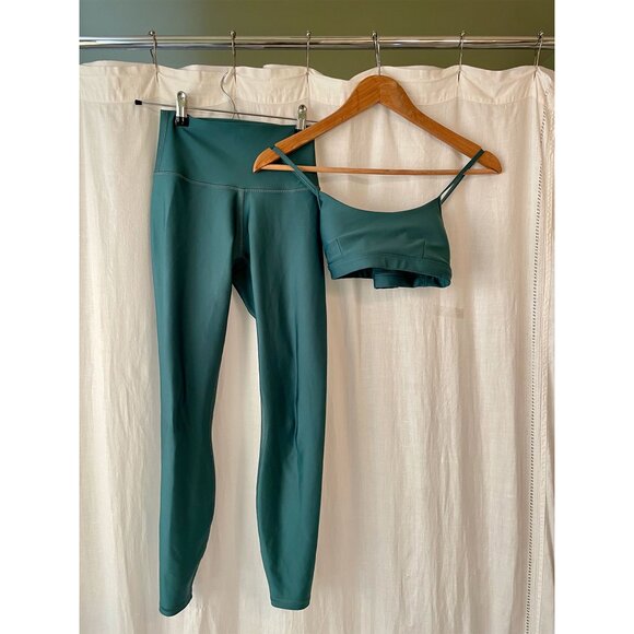 Alo Yoga Airlift Intrigue Bra in Green Winter Ivy S - Picture 8 of 8